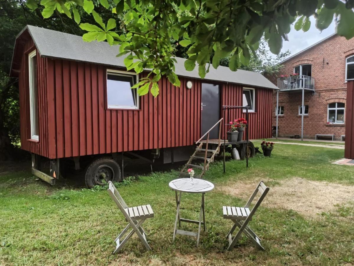 Schaeferwagen Auf Dem Biogut-Saalkow Otel Gustow  Dış mekan fotoğraf